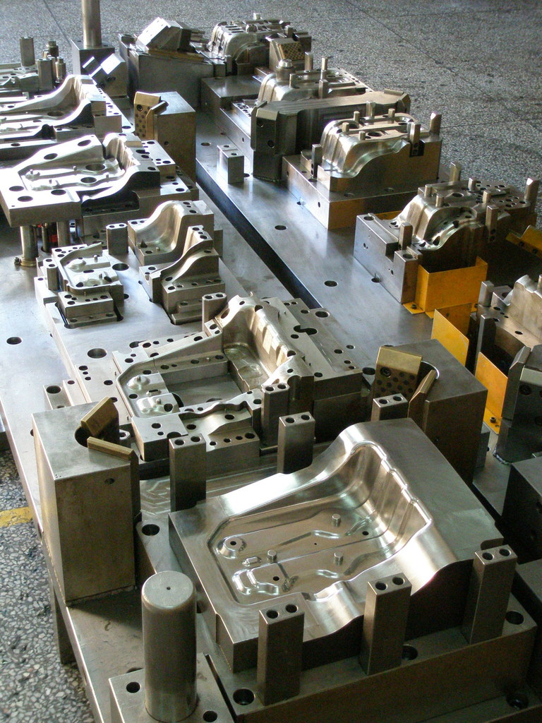 東莞市德林實業(yè) 專業(yè)制造汽車級進模與拉伸件，提供高性價比沖壓模解決方案